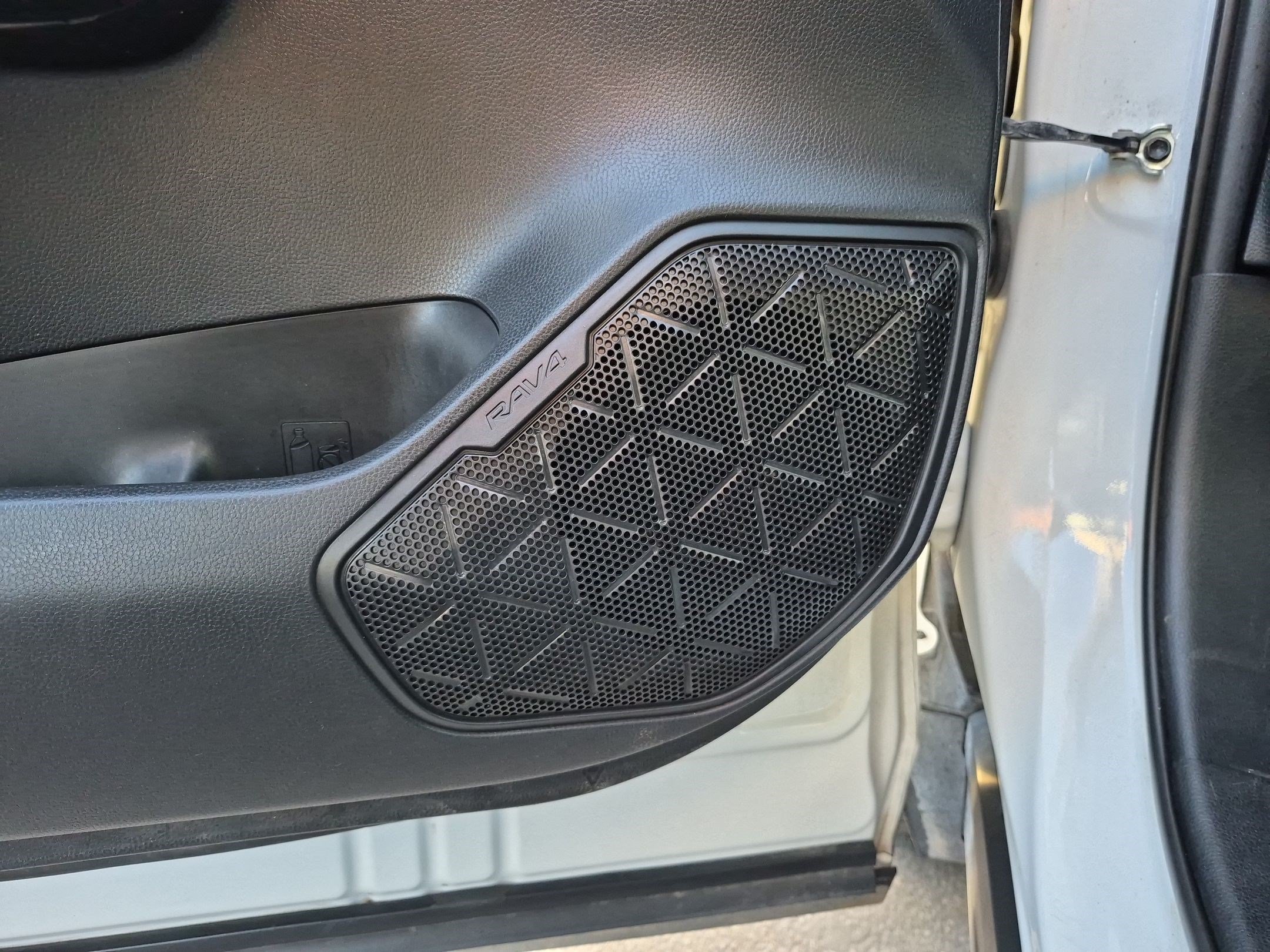 Used 2019 Super White Toyota Hybrid LE image 13