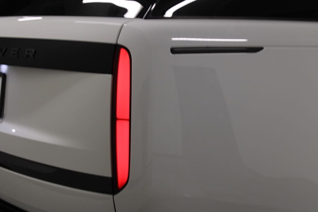 Used 2025 White Land Rover SE image 16