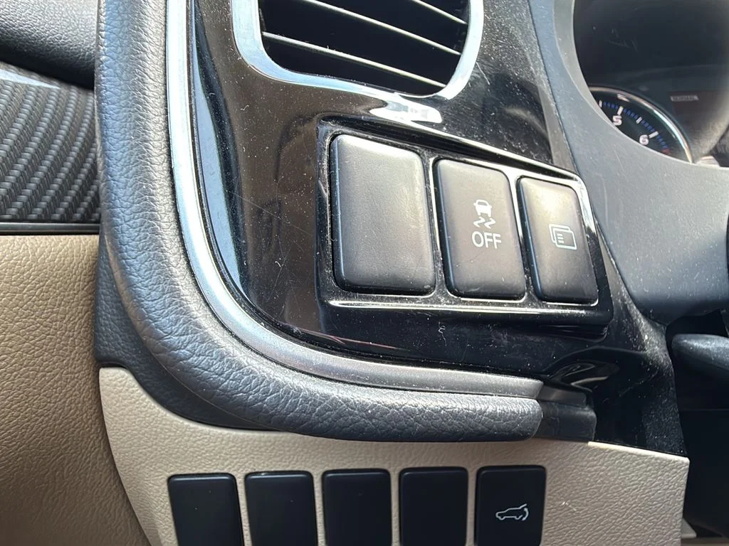 Used 2019  Mitsubishi SEL image 11