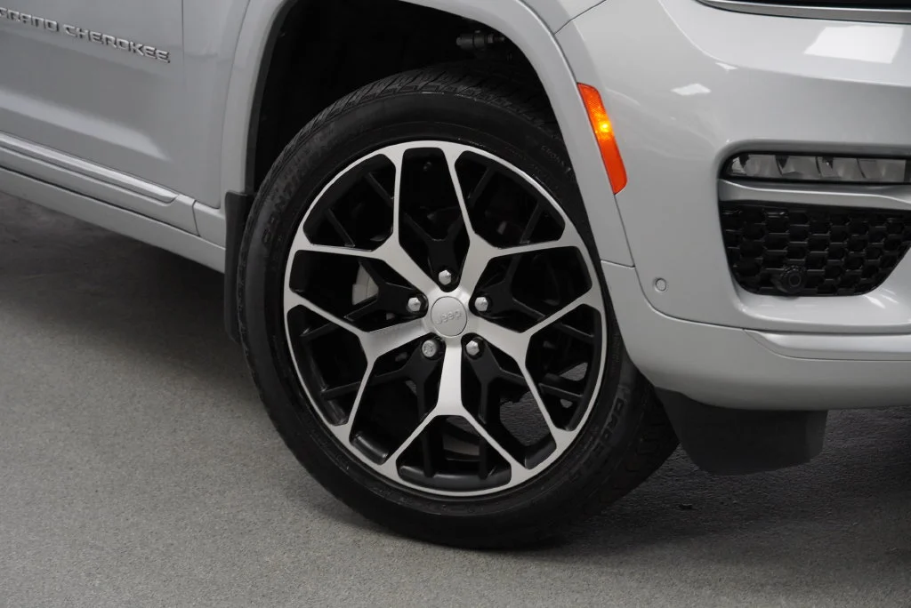 Used 2025 Silver Jeep Summit Reserve image 8