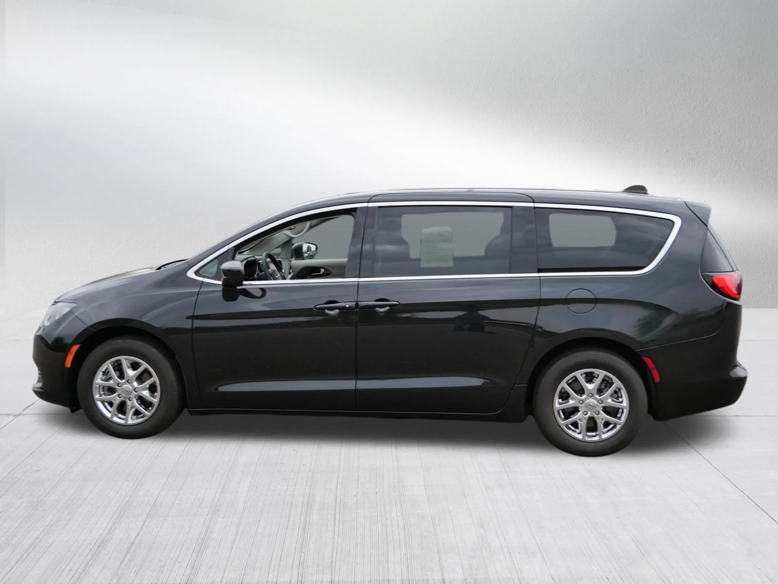 Used 2024 Brilliant Black Crystal Pearlcoat Chrysler LX image 4
