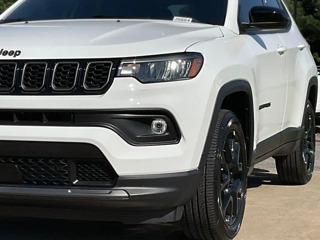 New 2026 Bright White Clearcoat Jeep Latitude image 10
