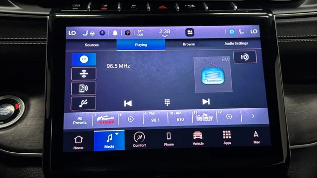 Used 2024 Diamond Black Crystal Pearlcoat Jeep Limited image 30