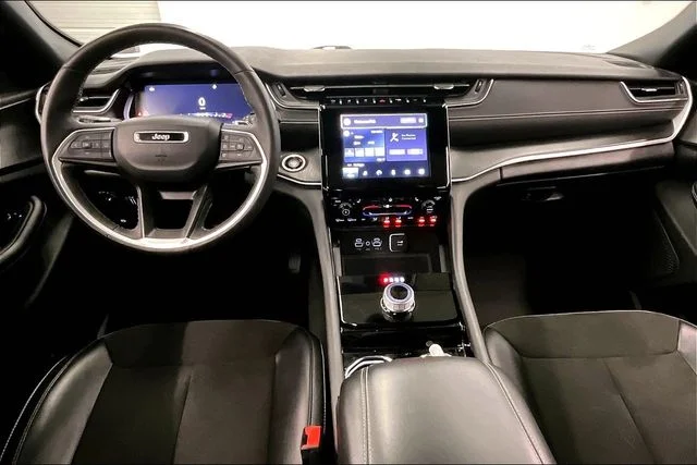 Used 2023 Diamond Black Crystal Pearlcoat Jeep Altitude X image 18