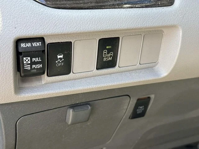 Used 2015 Gray Toyota XLE image 27