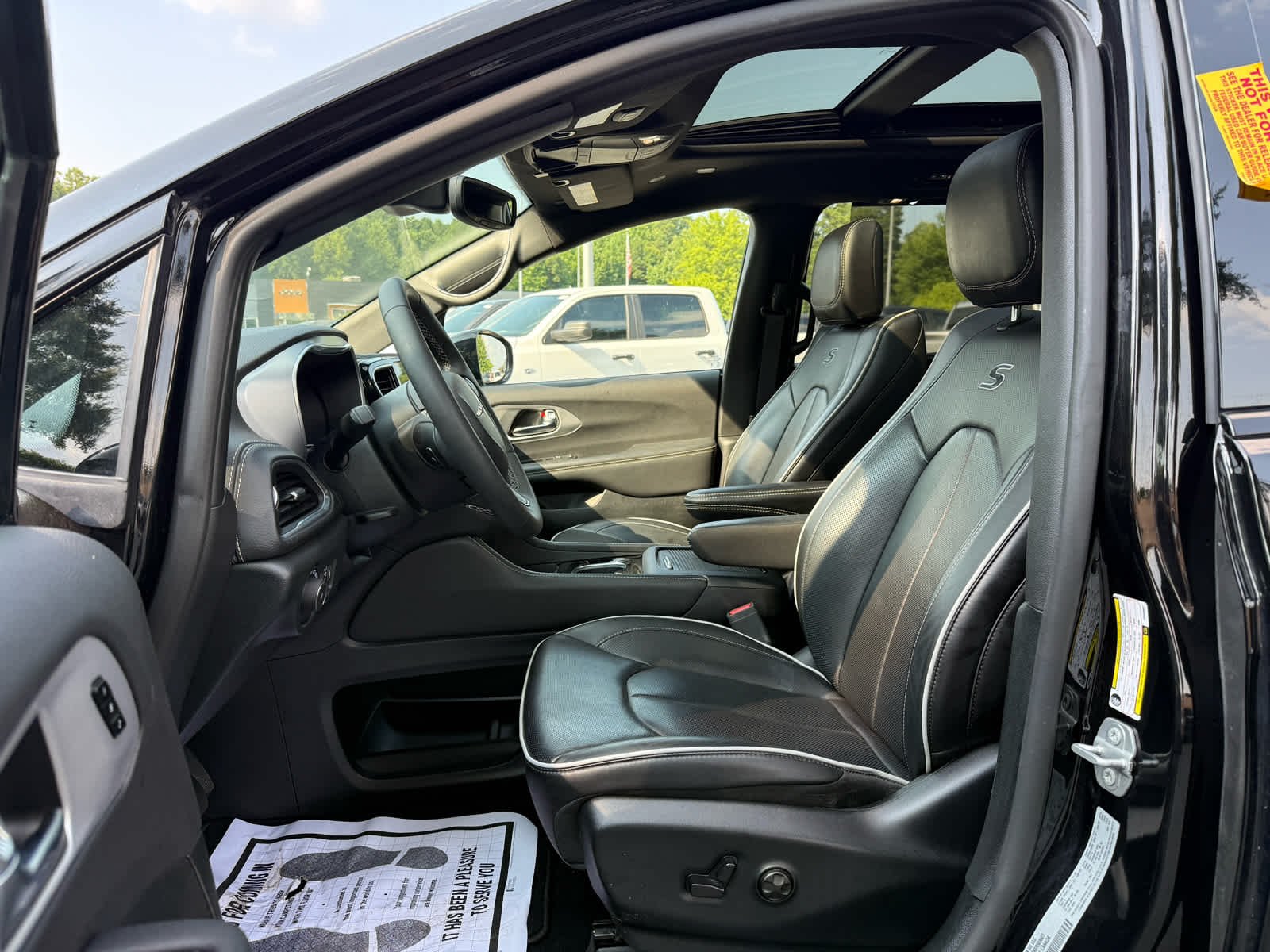Used 2025 Diamond Black Crystal Pearlcoat Chrysler Limited image 11