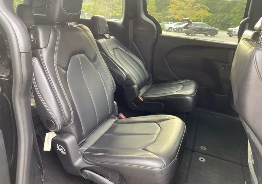 Used 2025 Black Chrysler Select image 10