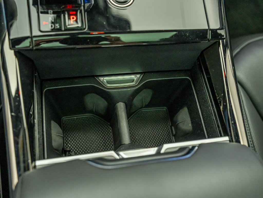 Used 2024 Black Land Rover Dynamic SE image 36