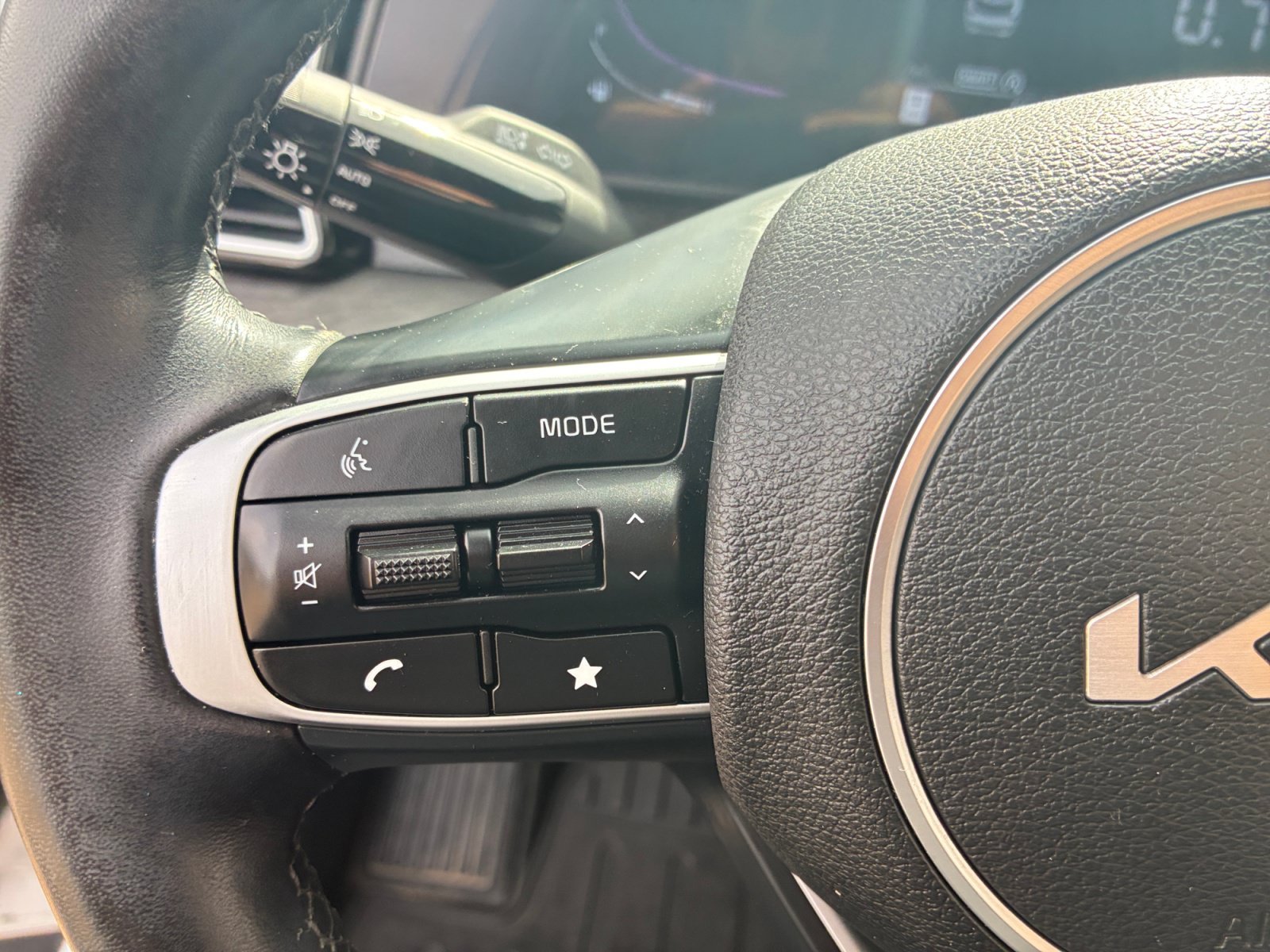 Used 2024 Glacial White Pearl Kia X-Line image 11