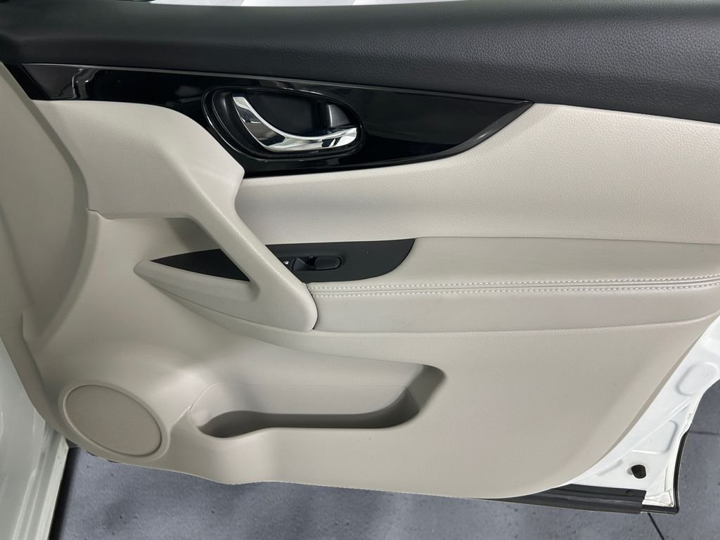 Used 2021 White Nissan SL image 15