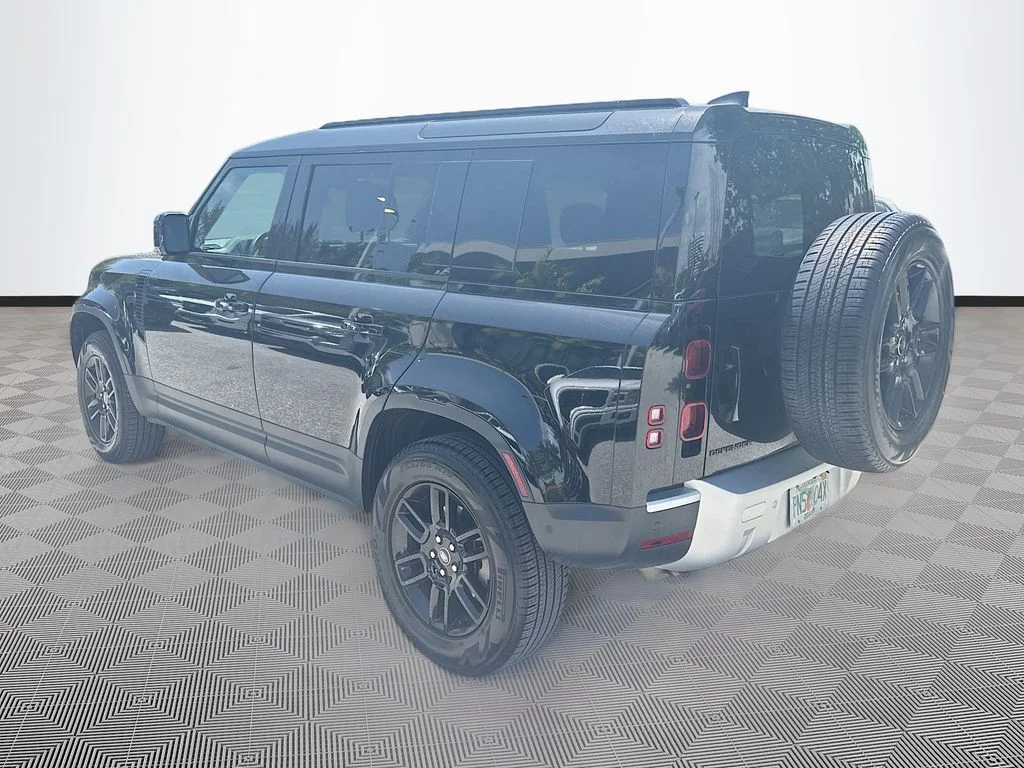 Used 2025  Land Rover S image 6