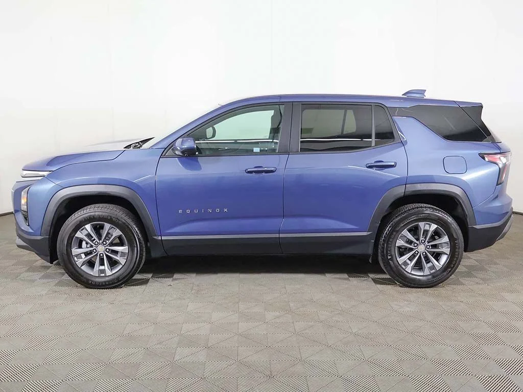 Used 2025 Lakeshore Blue Chevrolet LT image 18