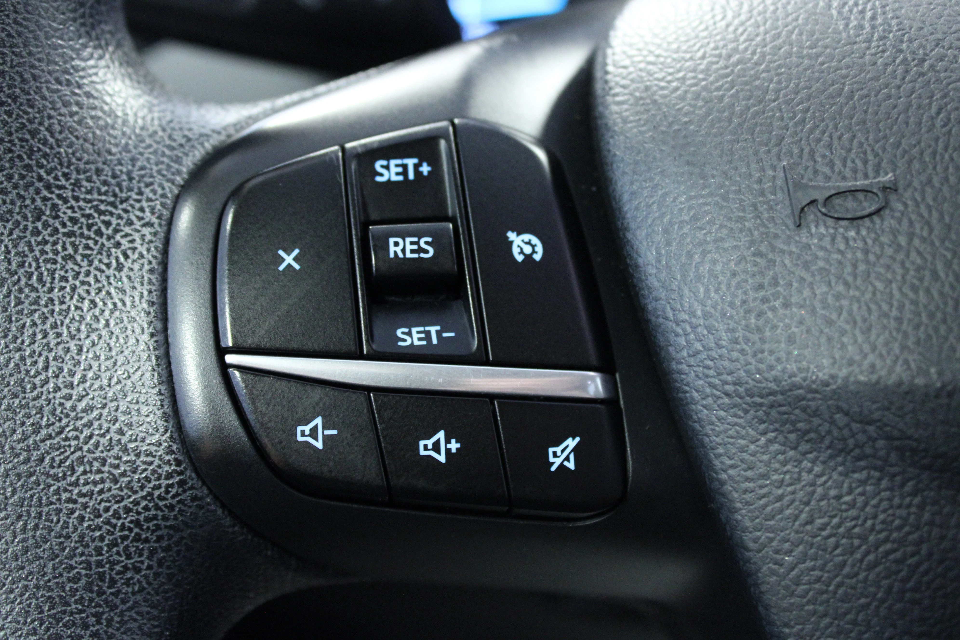 Used 2020 Black Metallic Ford SE image 20