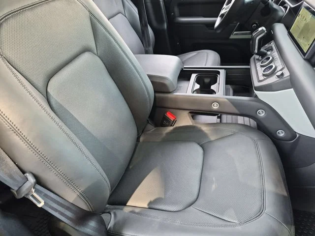Used 2024  Land Rover SE image 35