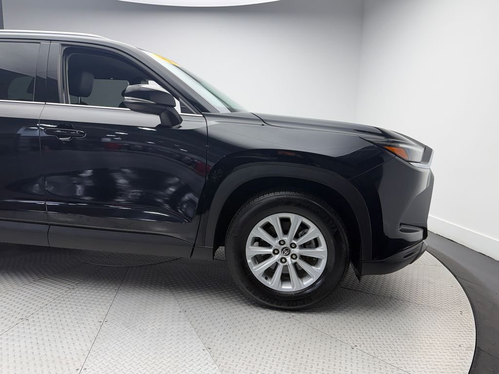 Used 2025  Toyota XLE image 45