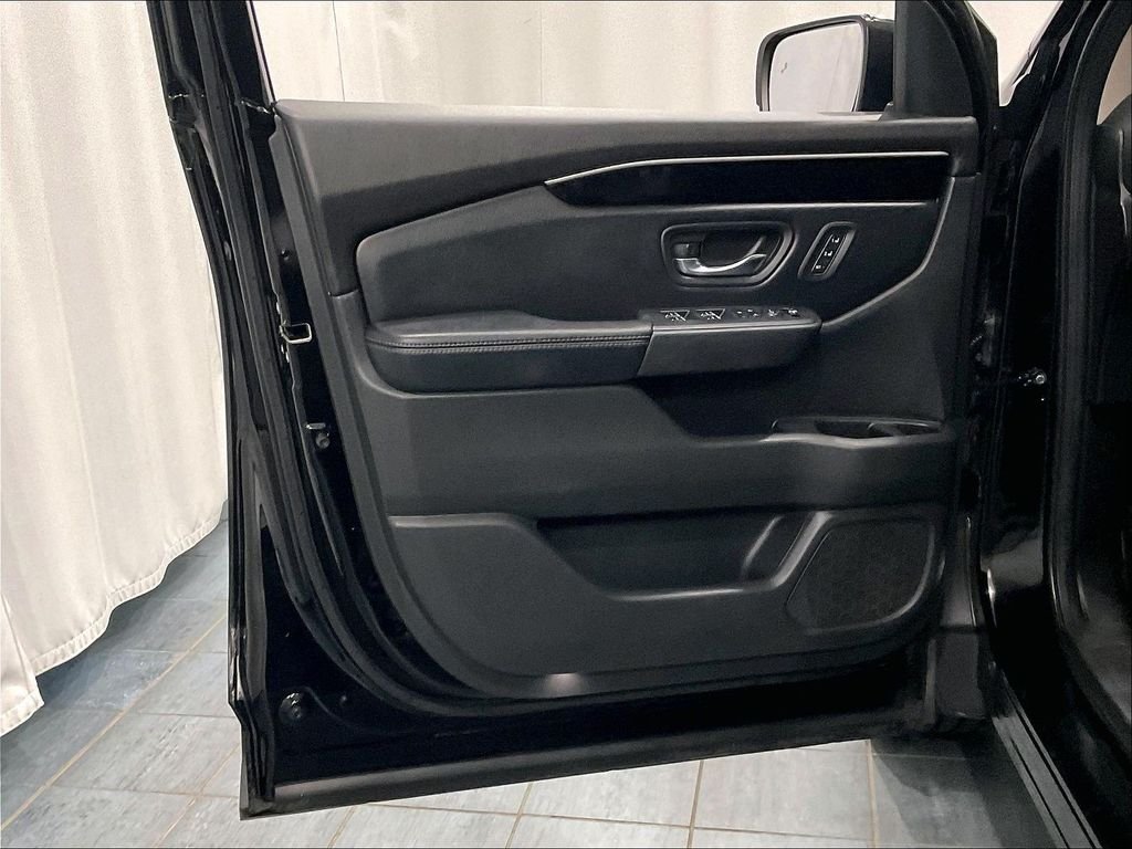 Used 2023 Crystal Black Pearl Honda Touring image 9