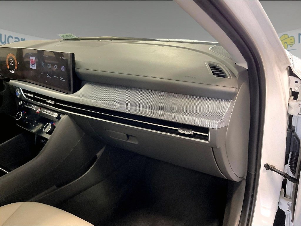 Used 2025 White Hyundai SEL image 13