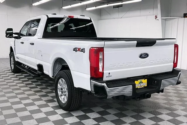 Used 2024 Oxford White Ford XLT image 3
