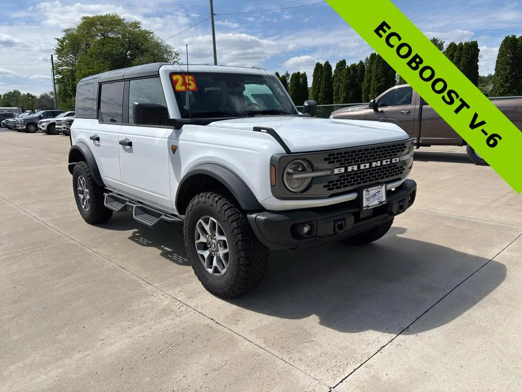 Used 2025 Oxford White Ford Badlands image 2