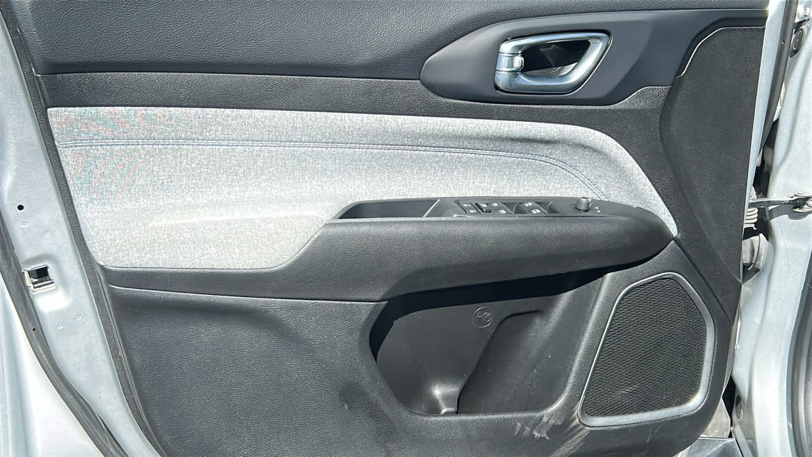 Used 2024 Silver Zynith Metallic Clearcoat Jeep Latitude image 23