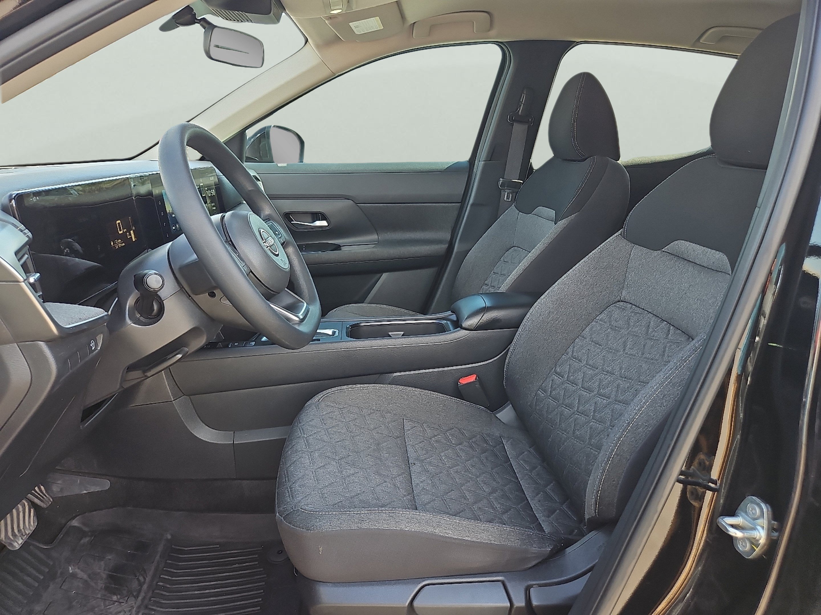 Used 2025 Super Black Nissan SV image 12