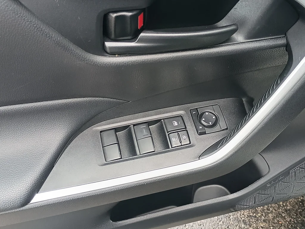 Used 2022 White Toyota LE image 17