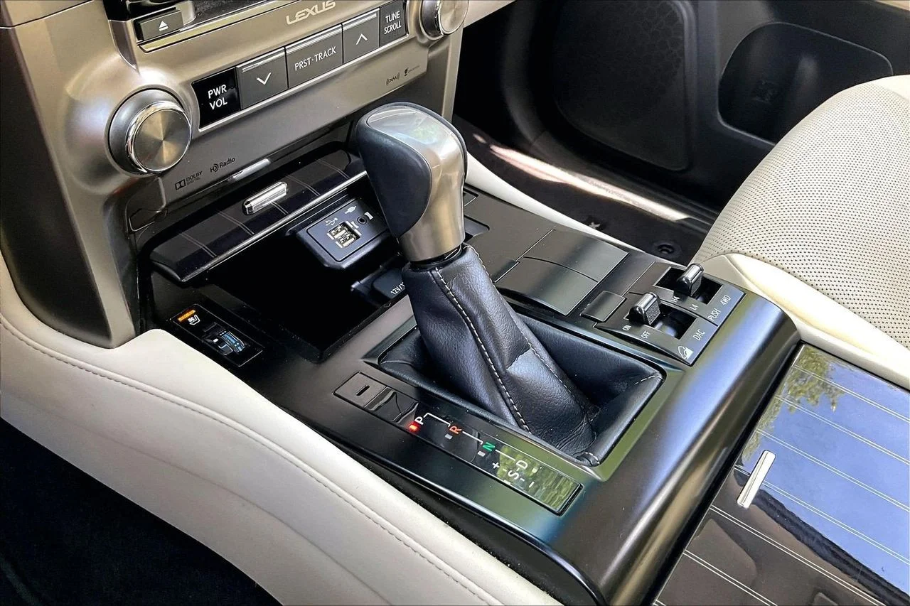 Used 2020  Lexus 460 image 32