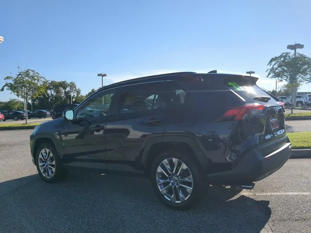 Certified Used 2021  Toyota XLE Premium image 6