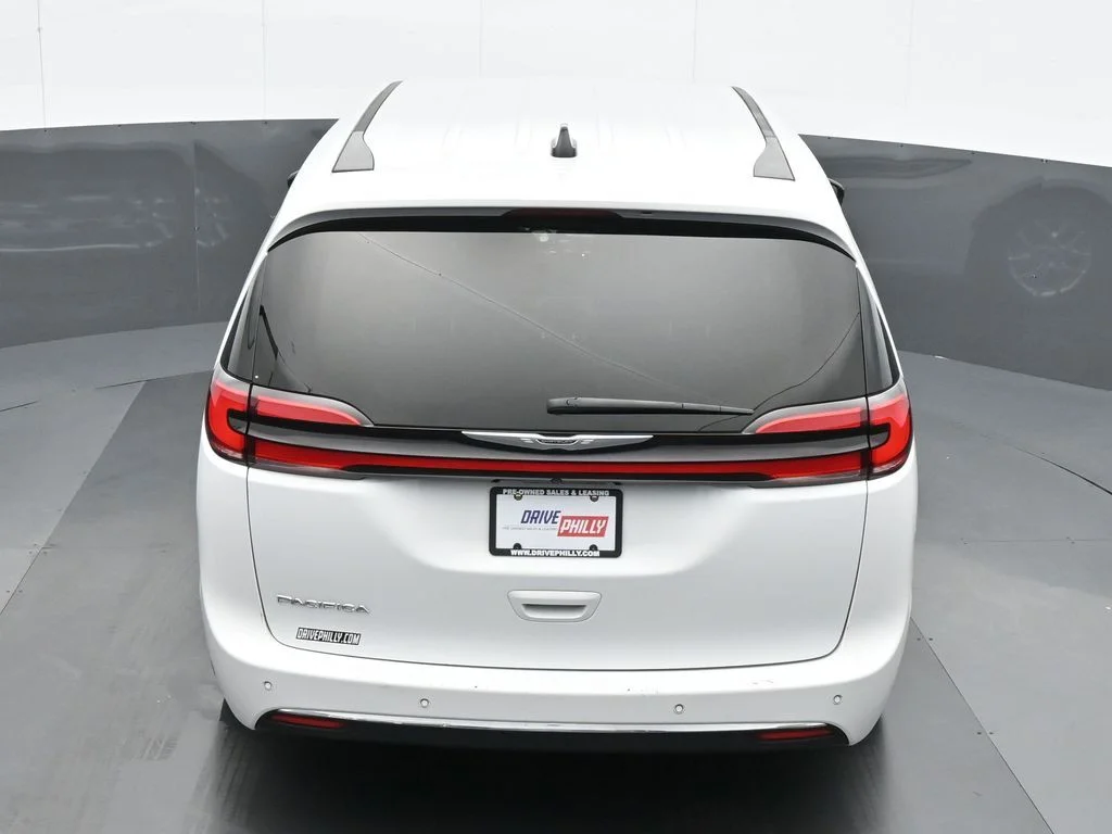 Used 2025 White Chrysler Select image 20