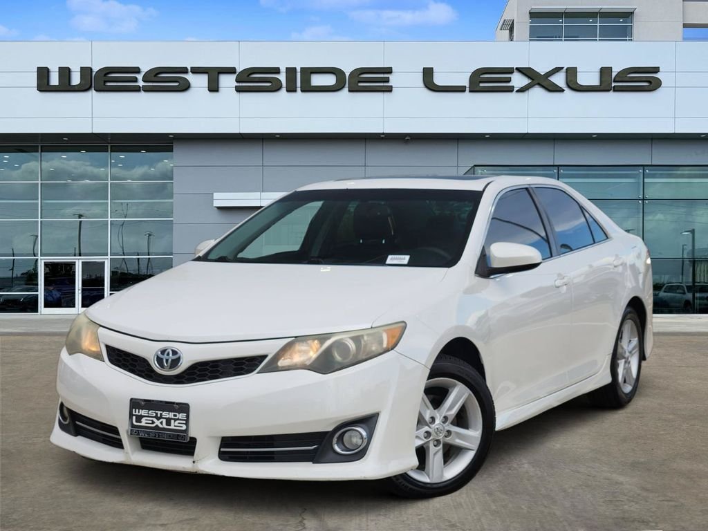 Used 2014 Blizzard Pearl Toyota SE image 1