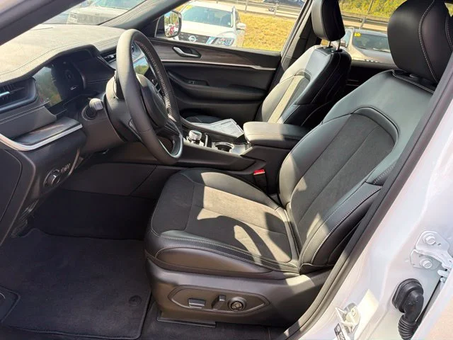 New 2027 White Jeep Laredo Altitude image 18