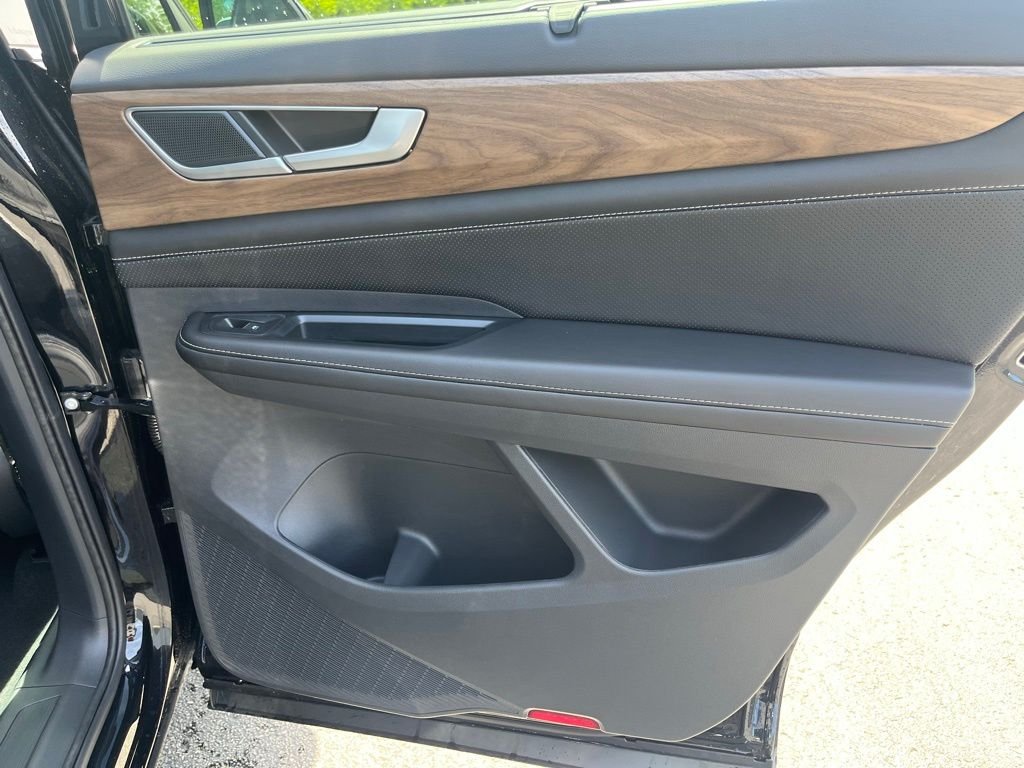 New 2026 Black Volkswagen 2.0T SE w/Technology image 23