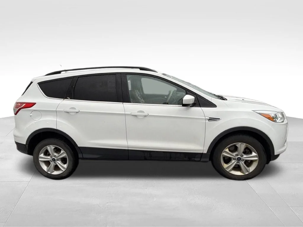 Used 2016 Oxford White Ford SE image 3