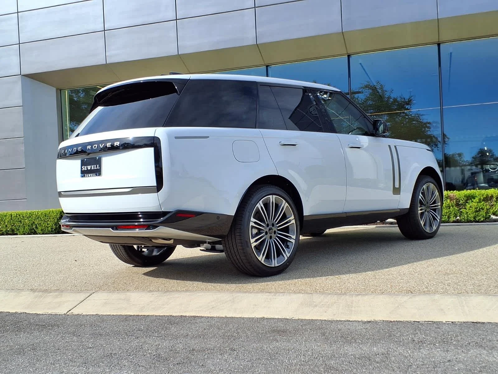 New 2026 Fuji White Land Rover SE image 4