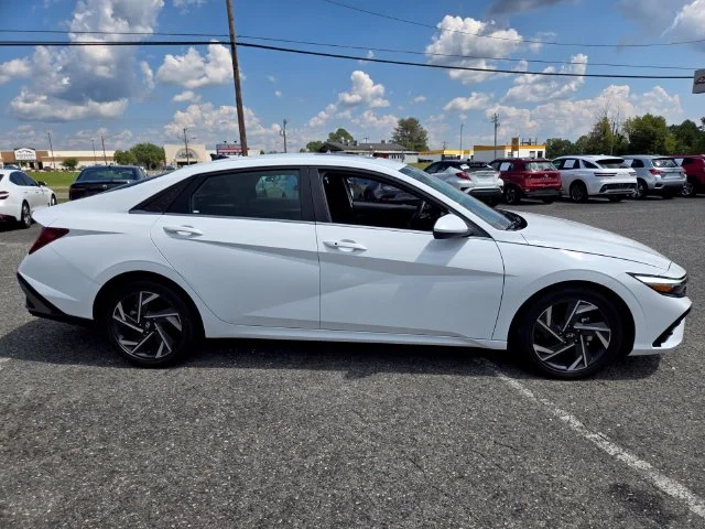 Used 2025 White Hyundai SEL Convenience image 9