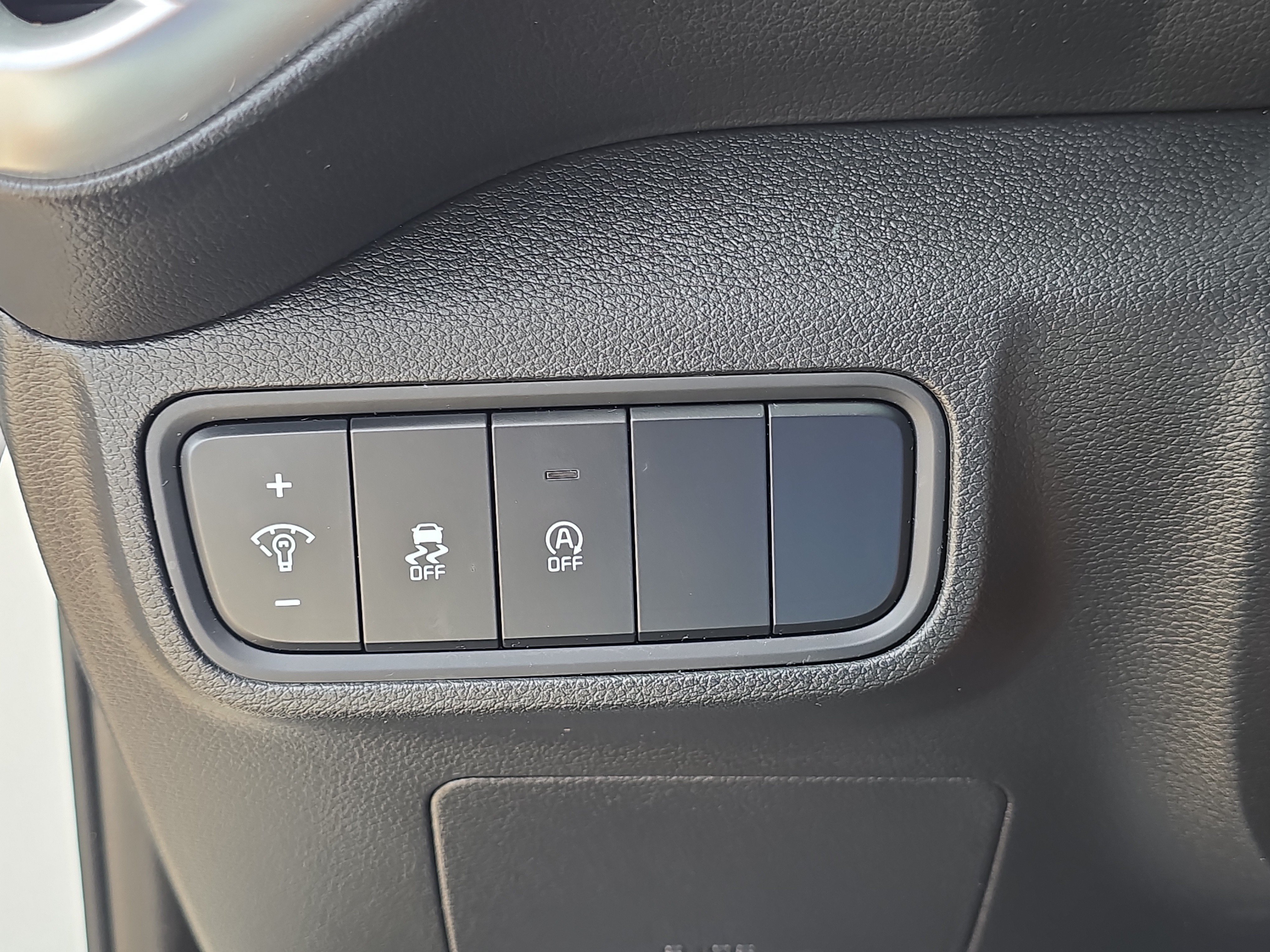 Used 2024 Snow White Pearl Kia LX image 26