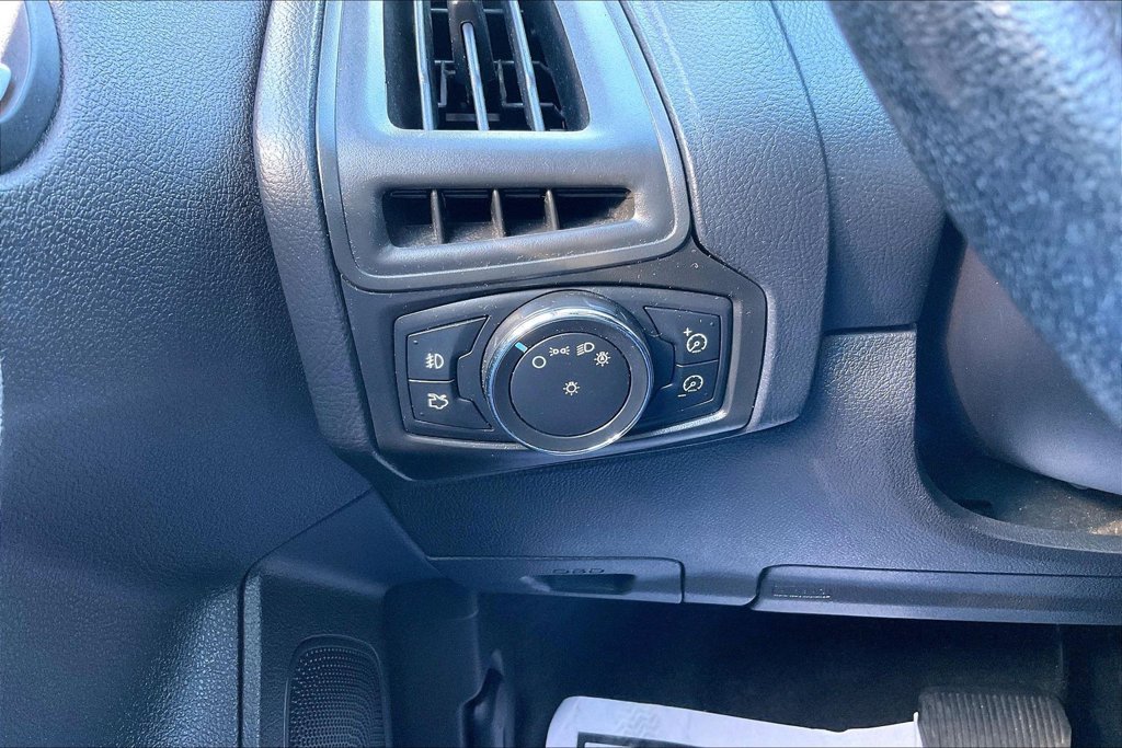 Used 2013 Red Ford SE image 32