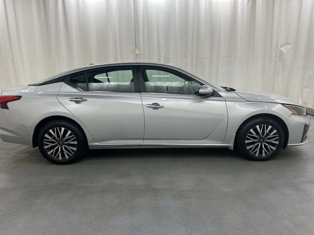 Used 2023 Silver Nissan 2.5 SV image 7