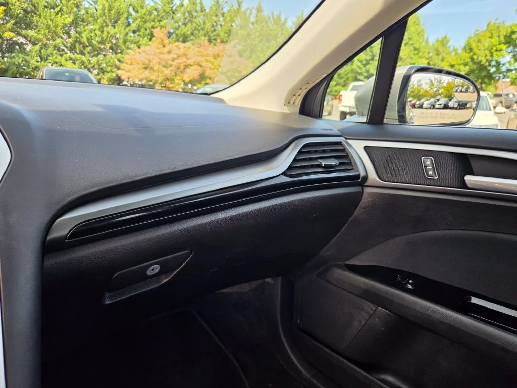Used 2015 Gold Ford SE image 18