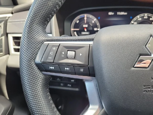 Used 2023  Mitsubishi SEL image 22