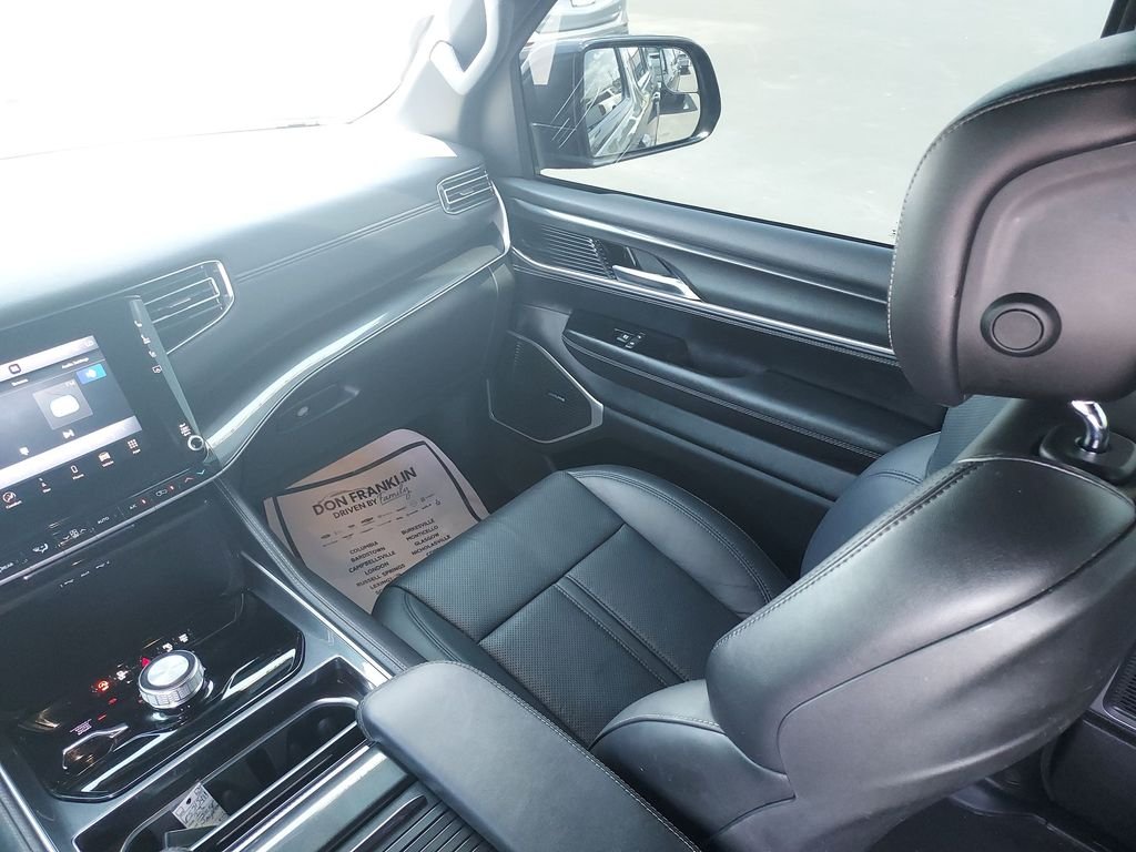 Used 2023 Gray Jeep Base image 11