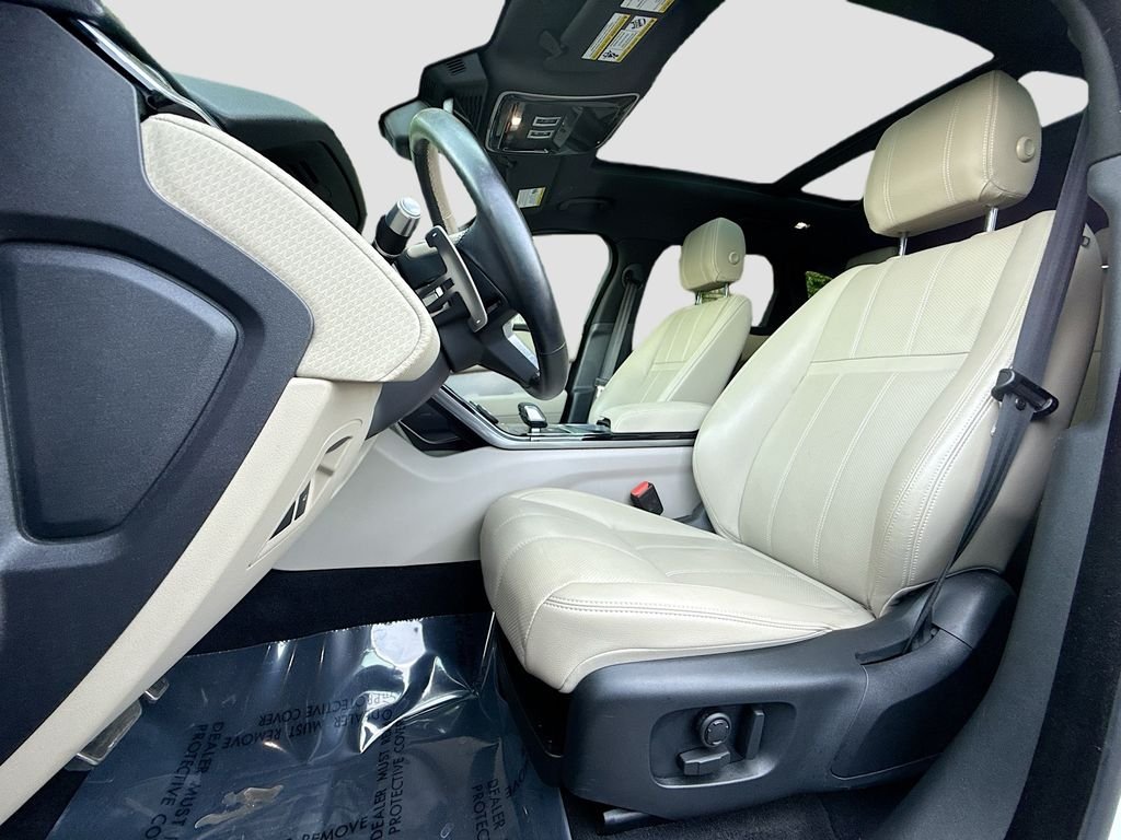Used 2022 Fuji White Land Rover R-Dynamic S image 22