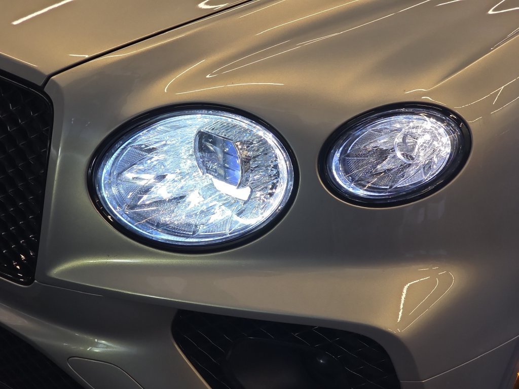 Used 2022 Silver Bentley  image 34