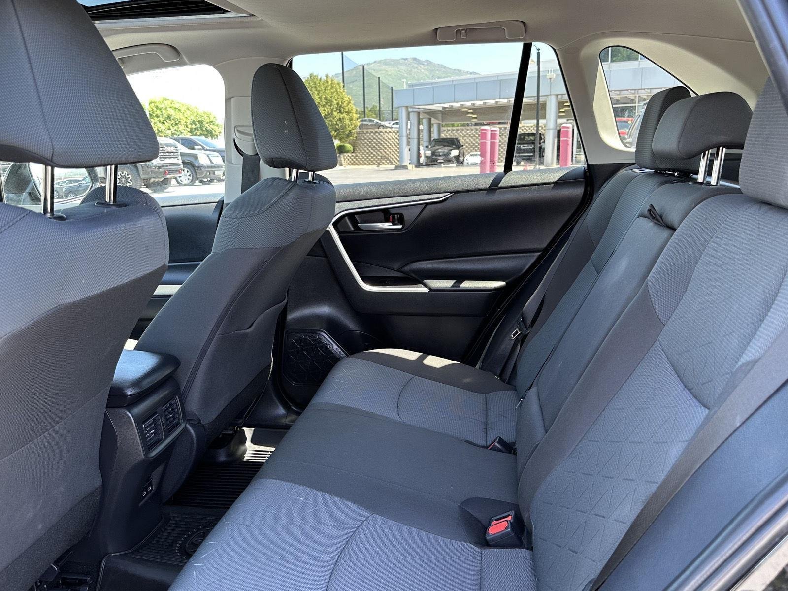 2025 Toyota RAV4 XLE - Photo 19