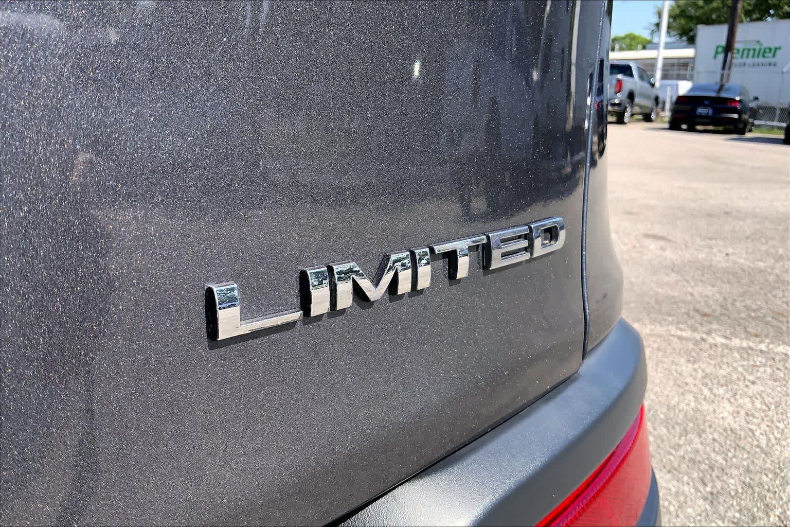 Used 2018 Granite Crystal Met. Clear Coat Jeep Limited image 8