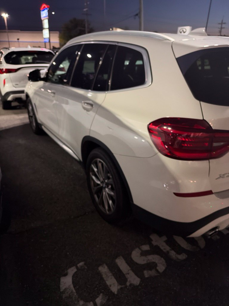 Used 2019 Alpine White BMW xDrive30i image 2