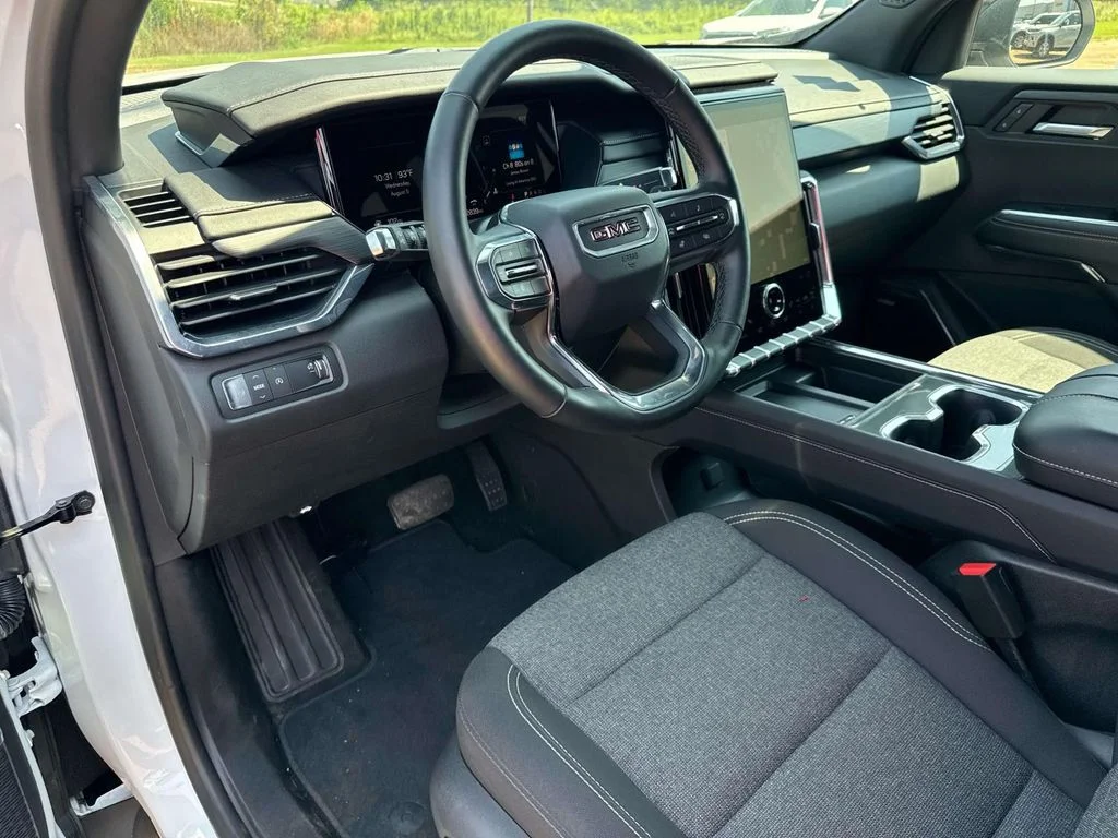 Used 2025 White GMC Elevation image 26