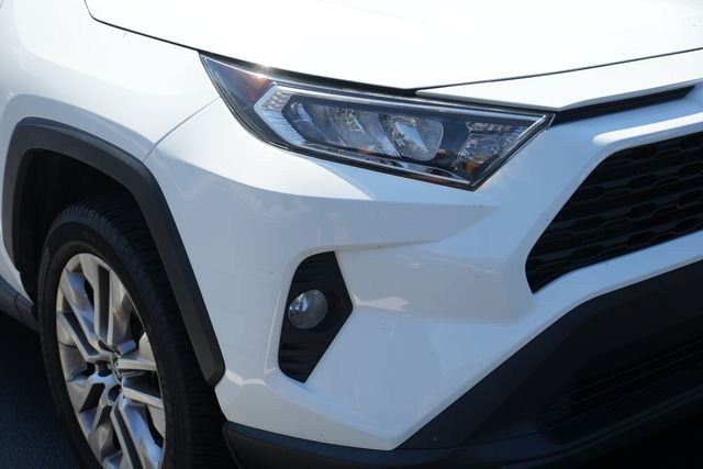 Used 2020 White Toyota XLE Premium image 3
