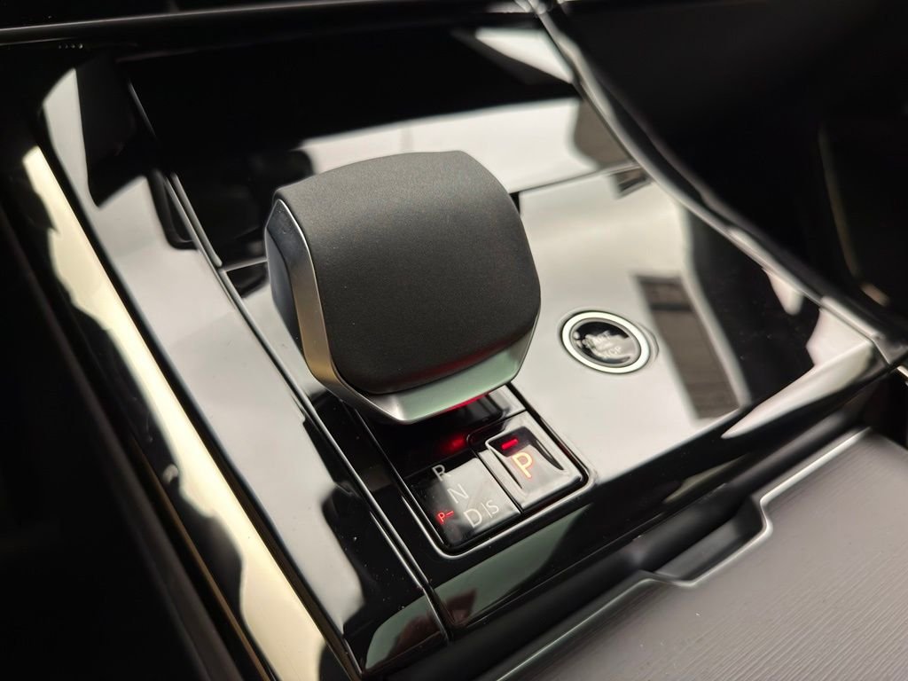 New 2026 Obsidian Black in Gloss Finish Land Rover Dynamic SE image 12