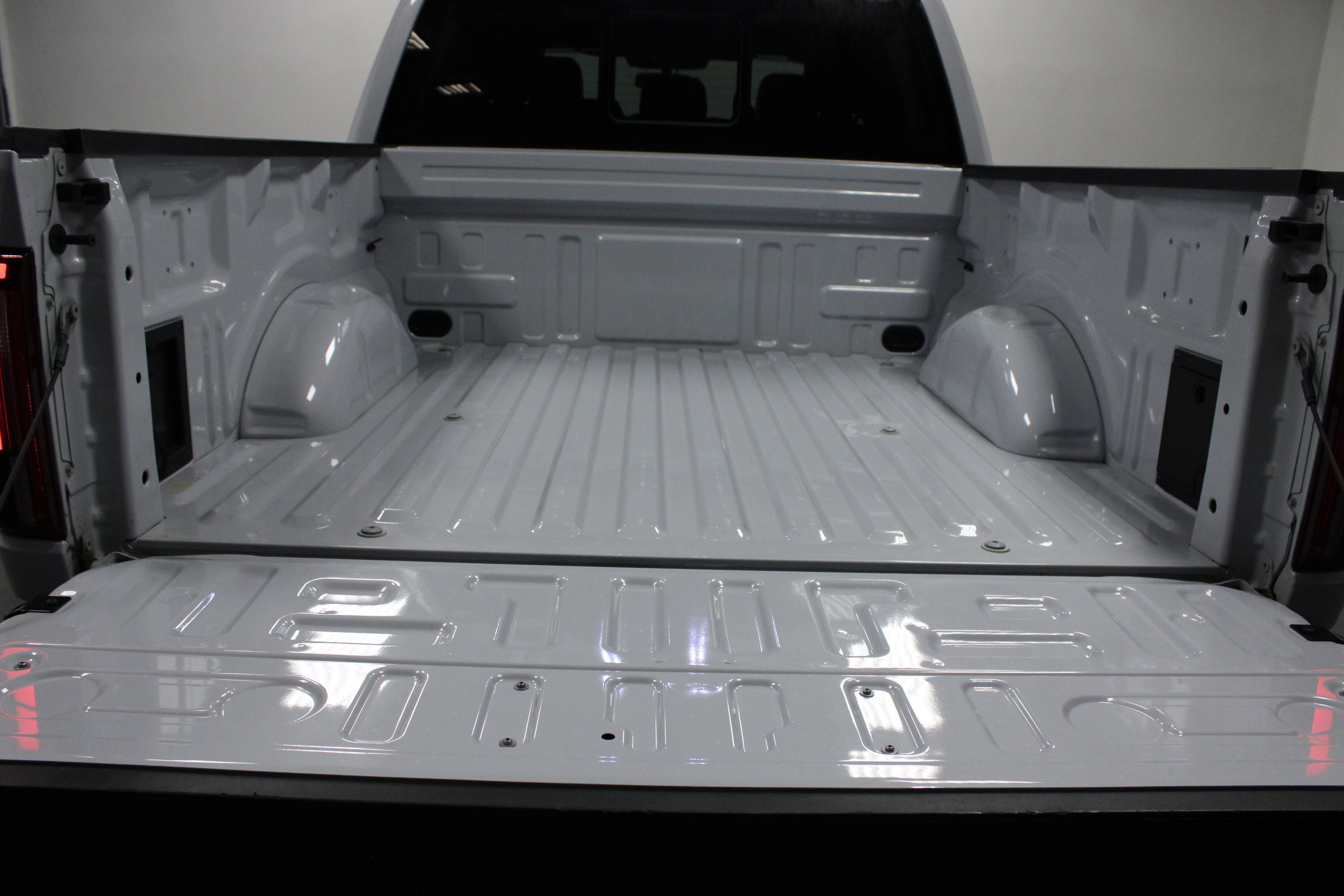 Used 2025 Space White Metallic Ford LARIAT image 14